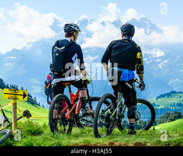 Les cavaliers participant au Pass'Portes du Soleil MTB 2016, avec vue sur les Dents du Midi Banque D'Images