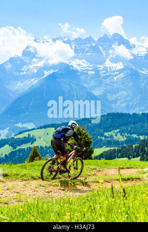 Coureur participant à Pass'Portes du Soleil MTB 2016 un événement de vélo de montagne à travers la frontière franco-suisse Banque D'Images