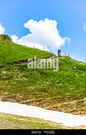 Coureur participant à Pass'Portes du Soleil MTB 2016 un événement de vélo de montagne à travers la frontière franco-suisse Banque D'Images