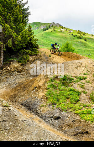 Coureur participant à Pass'Portes du Soleil MTB 2016 un événement de vélo de montagne à travers la frontière franco-suisse Banque D'Images