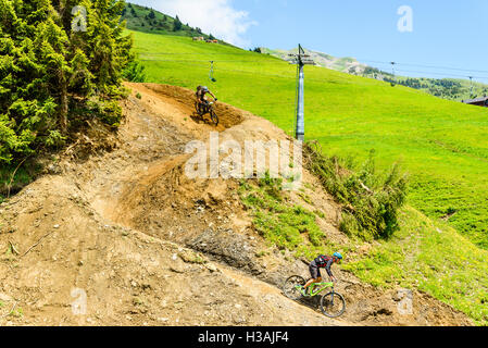 Coureur participant à Pass'Portes du Soleil MTB 2016 un événement de vélo de montagne à travers la frontière franco-suisse Banque D'Images