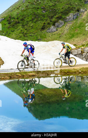 Coureur participant à Pass'Portes du Soleil MTB 2016 un événement de vélo de montagne à travers la frontière franco-suisse Banque D'Images