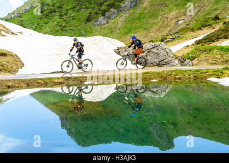 Coureur participant à Pass'Portes du Soleil MTB 2016 un événement de vélo de montagne à travers la frontière franco-suisse Banque D'Images