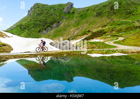 Coureur participant à Pass'Portes du Soleil MTB 2016 un événement de vélo de montagne à travers la frontière franco-suisse Banque D'Images