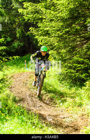 Coureur participant à Pass'Portes du Soleil MTB 2016 un événement de vélo de montagne à travers la frontière franco-suisse Banque D'Images