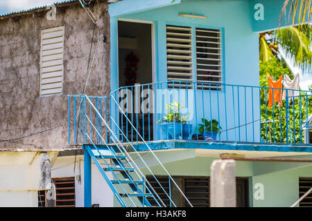 Simple privé budget faible maisons colorées à Cuba Banque D'Images