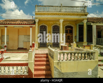 Simple privé budget faible maisons colorées à Cuba Banque D'Images