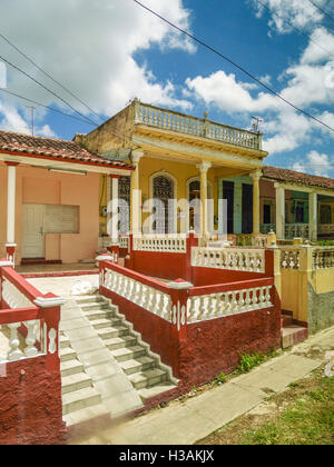 Simple privé budget faible maisons colorées à Cuba Banque D'Images