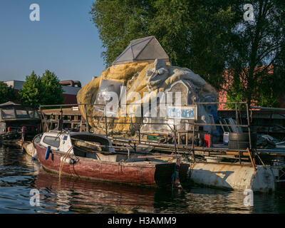 Art media et l'interaction de l'installation sur l'eau pour festival, une maison de bateau comme une maison sur le port. Style de vie alternative. Banque D'Images