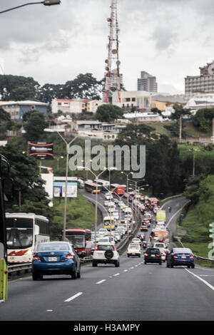 Le trafic énorme avec beaucoup de voitures sur la route à San Jose Costa Rica après le travail tout le monde est rentrer à la maison par des voitures. Banque D'Images