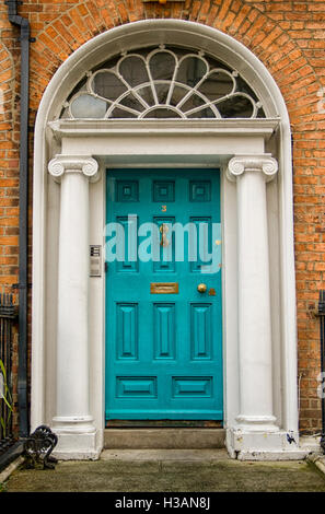 Couleur turquoise original porte dans Dublin Géorgien Banque D'Images