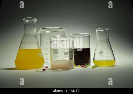 Laboratoire de sciences avec des produits chimiques liquides dans les béchers, fioles et les cruches. Banque D'Images