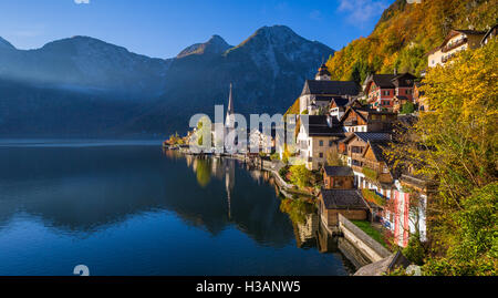 Scenic photo-carte postale de Hallstatt célèbre village de montagne Hallstaetter Lake dans les Alpes en automne au lever du soleil, Autriche Banque D'Images