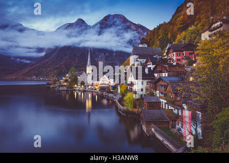 Carte postale panoramique vue du célèbre village au bord du lac de Hallstatt avec Hallstatter Lake dans les Alpes en automne, Salzkammergut, Autriche Banque D'Images