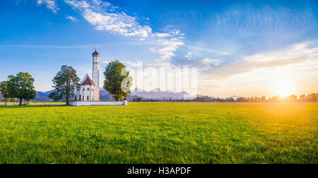 Vue panoramique du célèbre Coloman église près de Fussen dans golden lumière du soir au coucher du soleil en été, Schwangau, Bavière, Allemagne Banque D'Images