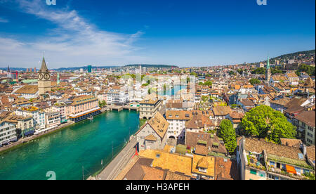 Vue aérienne du centre-ville de Zurich avec célèbre Eglise Saint-Pierre et rivière Limmat au lac de Zurich de Grossmunster, Suisse Banque D'Images