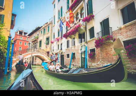Gondoles traditionnelles sur canal in Venice, Italie avec retro vintage ton Instagram effet appliqué sur une journée ensoleillée en été Banque D'Images