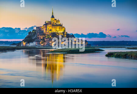 La vue classique du célèbre Le Mont Saint-Michel tidal Island dans le magnifique crépuscule pendant heure bleue au crépuscule, Normandie, France Banque D'Images