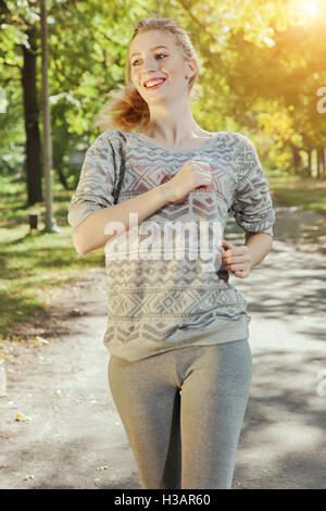 Jeune fille aux yeux bleus un joging dans le parc Banque D'Images