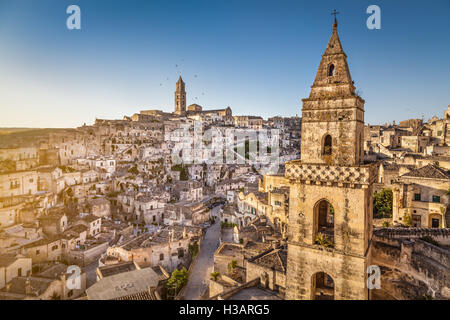 Ancienne ville de Matera (Sassi di Matera), Capitale européenne de la Culture 2019, dans la belle lumière du matin au lever du soleil d'or, Basilicate, Italie Banque D'Images