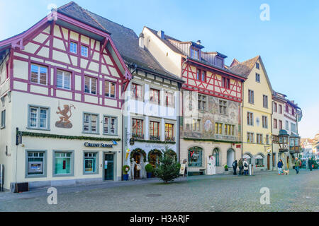 STEIN AM RHEIN, SUISSE - Le 26 décembre 2015 : voir des bâtiments avec des façades peintes, avec les habitants et visiteurs, à Stein am R Banque D'Images