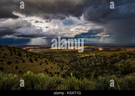 Orage d'été avec arc-en-ciel sur la Little Colorado River Valley, Arizona, USA Banque D'Images