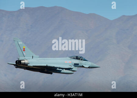 La Royal Air Force britannique RGF4 Eurofighter Typhoon Jet de combat survolant la Death Valley National Park, California, USA. Banque D'Images