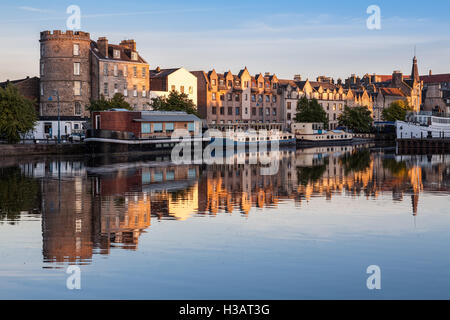 Coucher du soleil dans la côte, Leith, Edinburgh. Banque D'Images