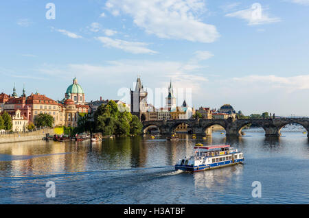 Bateau de croisière sur la rivière Vltava en regardant vers le pont Charles à Prague, République Tchèque Banque D'Images