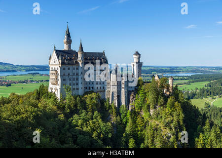 Le château de Neuschwanstein (Schloss Neuschwanstein), le palais de contes de fées construit par le roi Louis II de Bavière, Hohenschwangau, Allemagne Banque D'Images