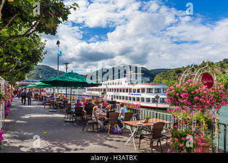 Bateau de croisière et cafés sur la promenade riveraine à Boppard sur le Rhin, Rhénanie-Palatinat, Allemagne Banque D'Images