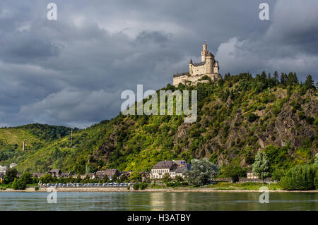 La forteresse de Marksburg sur le Rhin vue de Kobern-gondorf, Rhénanie-Palatinat, Allemagne Banque D'Images