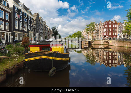 La cuisine néerlandaise maisons qui se reflètent dans l'eau sur la rue Singel, matin ensoleillé, Amsterdam Banque D'Images