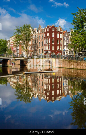 La cuisine néerlandaise maisons qui se reflètent dans l'eau sur la rue Singel, Amsterdam Banque D'Images