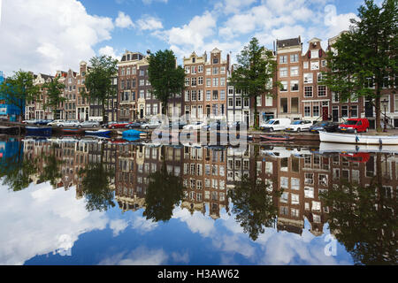 La cuisine néerlandaise maisons qui se reflètent dans l'eau sur la rue Singel, matin ensoleillé, Amsterdam Banque D'Images