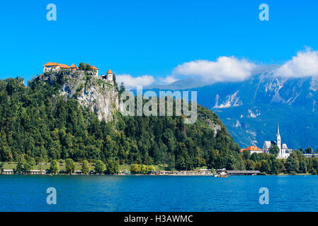 Ancien château médiéval au-dessus du lac de Bled en Slovénie sur l'après-midi ensoleillé Banque D'Images