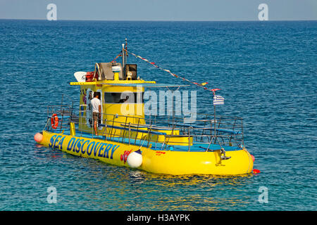 Le tourisme sous-marin et un bateau à fond de verre,à Rhodes Town, île de Rhodes, Grèce. Banque D'Images