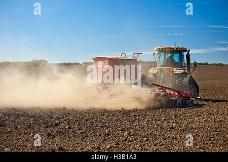 Les semences du tracteur. Banque D'Images