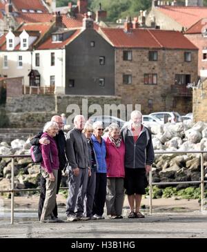 Un groupe d'amis qui pose pour une photographie à Staithes North Yorkshire Angleterre UK Banque D'Images