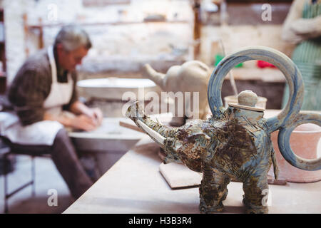 Close-up of elephant figurine sur la table avec des artistes Banque D'Images