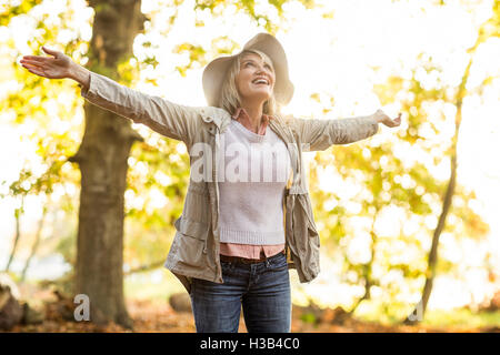 Young woman with arms outstretched Banque D'Images