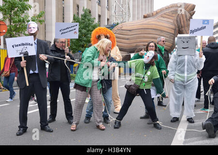 Les participants de la manifestation nationale contre la politique actuelle show scene pendant leur marche le jeudi 29 septembre 2016 à Banque D'Images