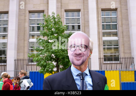 Participant de manifestation nationale contre la politique actuelle de porter de masque de Premier Ministre de Belgique Charles Michel au cours de Banque D'Images