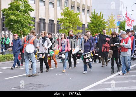 Les participants de la manifestation nationale contre la politique actuelle pendant leur marche le jeudi 29 septembre 2016 à Bruxelles, Banque D'Images