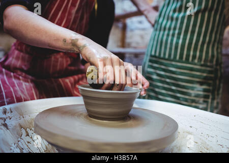 Portrait d'artistes en atelier de poterie Banque D'Images