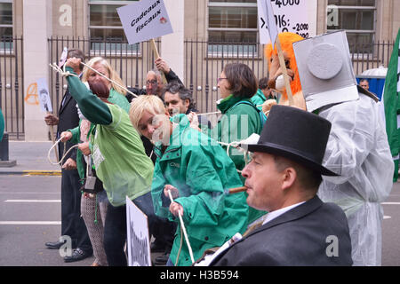 Les participants de la manifestation nationale contre la politique actuelle show scene pendant leur marche le jeudi 29 septembre 2016 à Banque D'Images