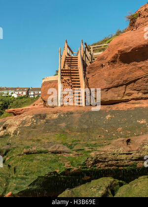 Formations rocheuses rustique visibles à marée basse et la rouille metal l'intercirculation à Orcome Point près de la ville balnéaire de Exmouth, Devon. Banque D'Images