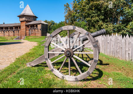 Cosaque vieux canons installés sur les chariots en bois sont encore en service dans l'ancienne citadelle de bois dans la région de Batourine, Ukraine Banque D'Images