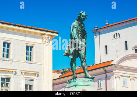 PIRAN, SLOVÉNIE - 27 août 2016 : Statue de violoniste et compositeur Giuseppe Tartini sur la place Tartini à Piran, Slovénie Banque D'Images