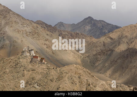 Le fort en ruines au-dessus de la séance sur Tsemo Gompa une montagne aride au-dessus de Leh, la capitale du Ladakh. Banque D'Images